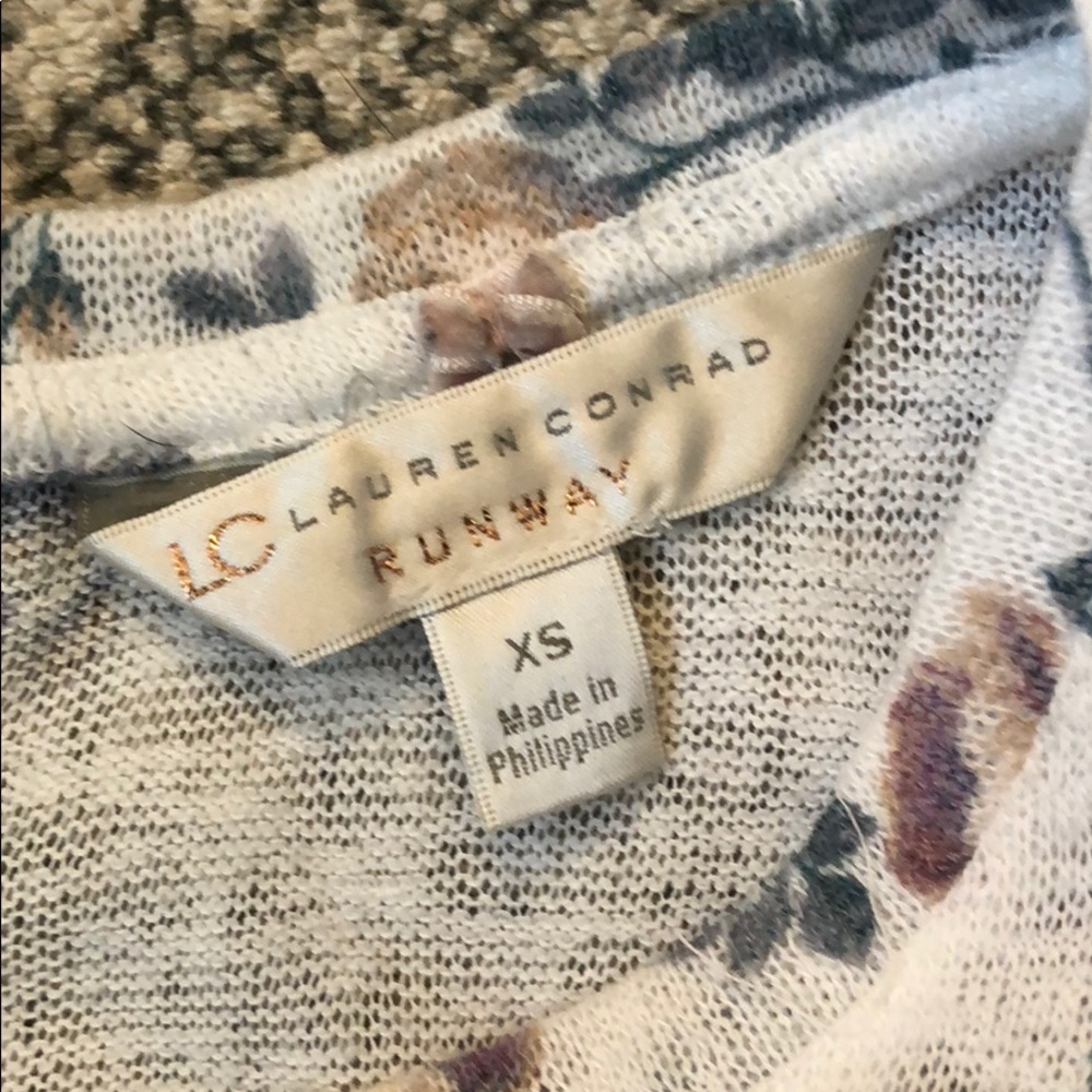 Tops - Picture 6 of 8